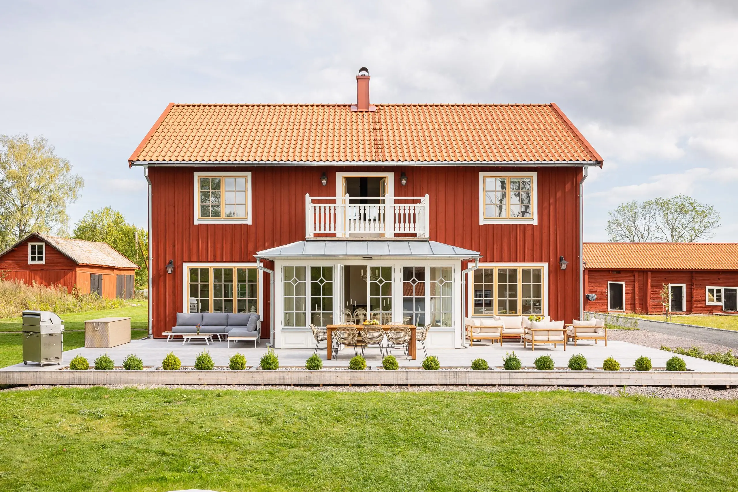 Framsidan av det nybyggda bostadshuset på Tuskö Gård, en gård till salu i Östhammars skärgård.